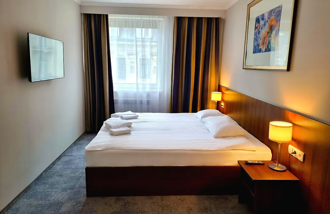 Hit Hotel-1