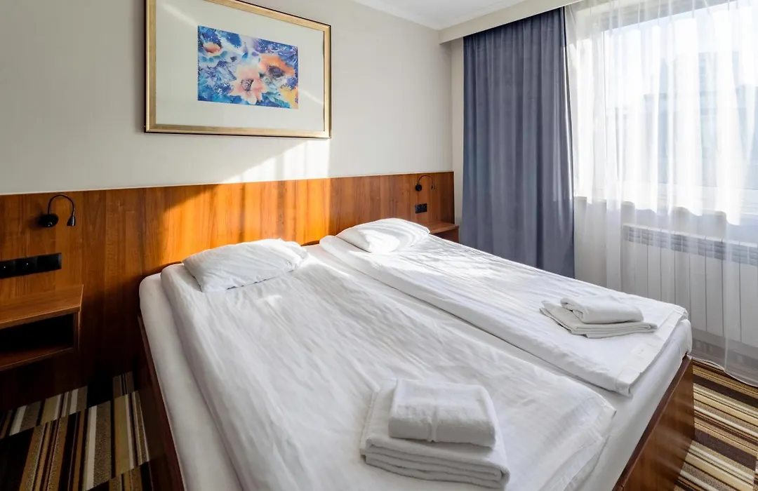 Hit Hotel-1