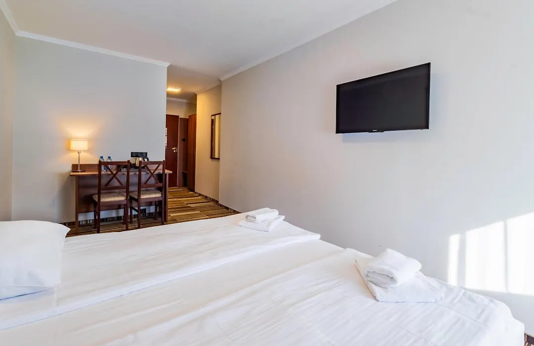 Hit Hotel-1